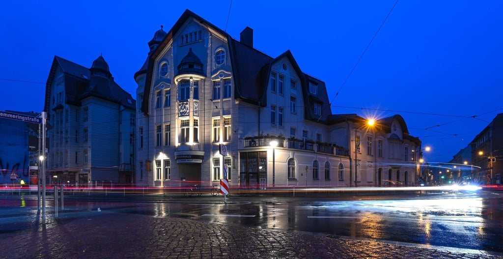 Die Lichter von vorbeifahrenden Autos sind vor dem Theater der Jungen Welt in Leipzig zu sehen.