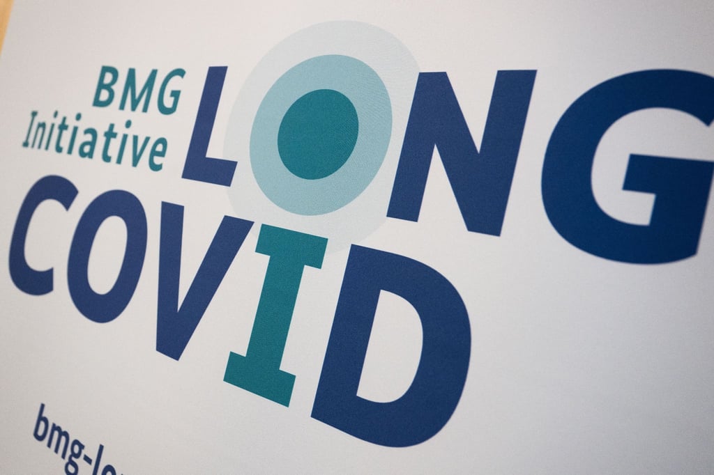 "BMG Initiative Long Covid" steht an einer Wand.