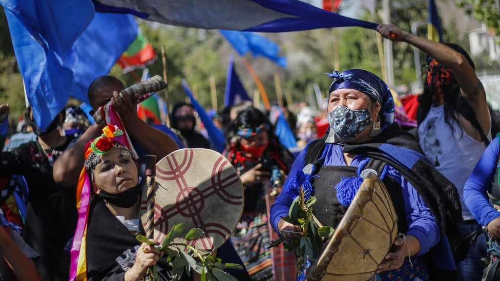 Frauen vom Volk der Mapuche in Chile trommeln für die Rückgabe von Land. Im Herbst wollen sich Landtagsabgeordnete aus Sachsen-Anhalt über den Konflikt informieren.