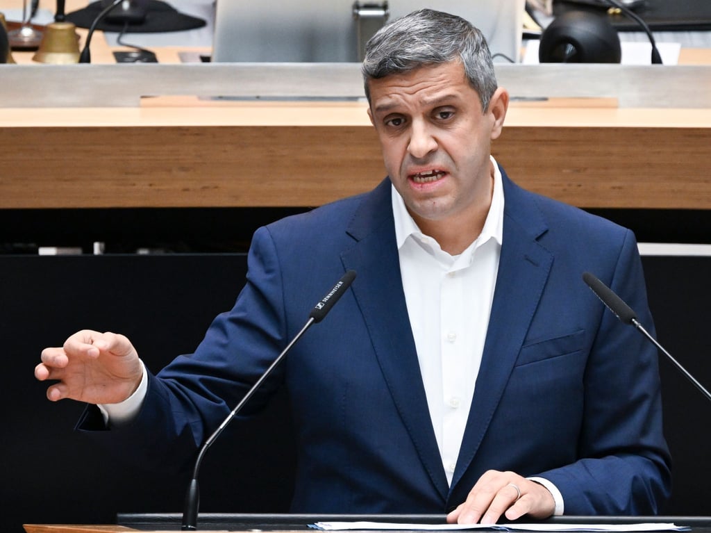 Raed Saleh, Landesvorsitzender der SPD in Berlin und Vorsitzender der SPD-Fraktion im Berliner Abgeordnetenhaus, spricht auf der Plenarsitzung des Berliner Abgeordnetenhauses.