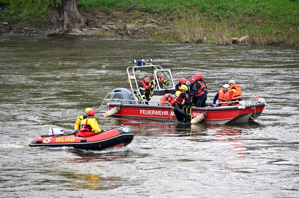 Eine Rettungsübung der Feuerwehr Magdeburg an der Magdeburger Strombrücke. Am Sonnabend, 25. Mai 2024, zeigen Feuerwehr und Rettungsdienst auf dem Alten Markt ihre Schlagkraft bei einem Blaulichttag.