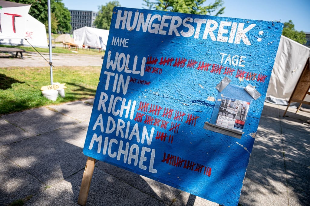 Auf einem Schild stehen die Namen der Hungerstreikenden und die Dauer des Hungerstreiks.