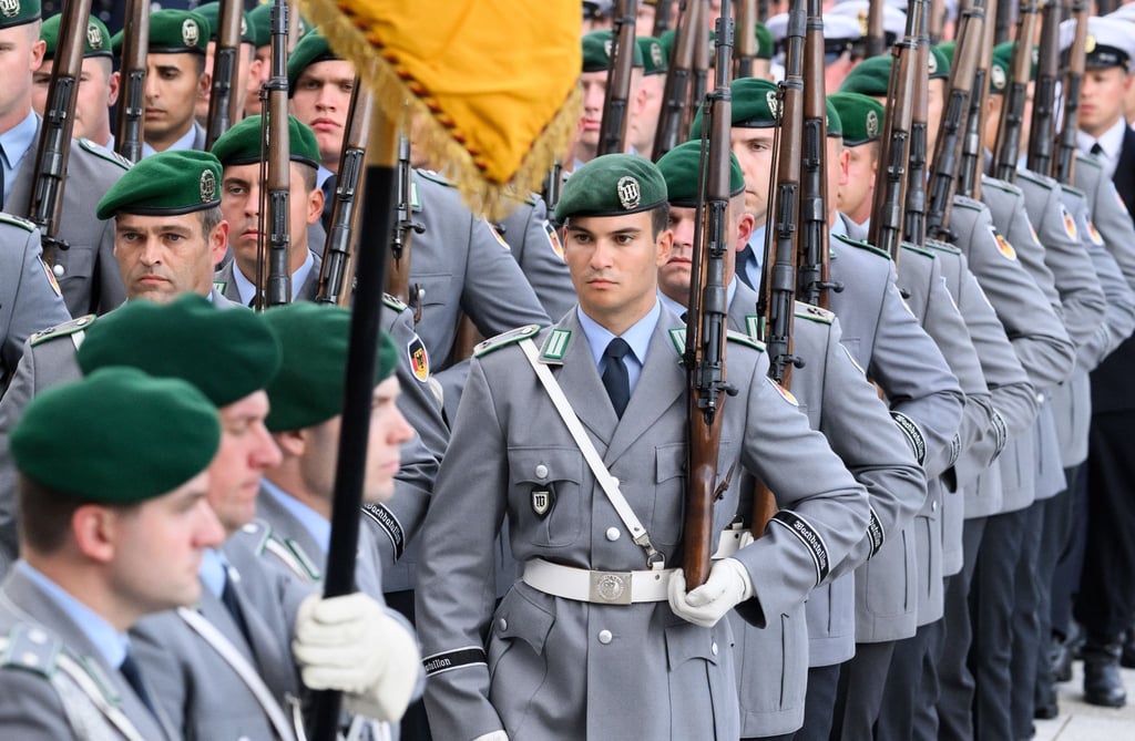 Die Ehrenkompanie der Bundeswehr marschiert beim feierlichen Gelöbnis von etwa 400 Rekrutinnen und Rekruten auf dem Paradeplatz des Bundesministeriums der Verteidigung.