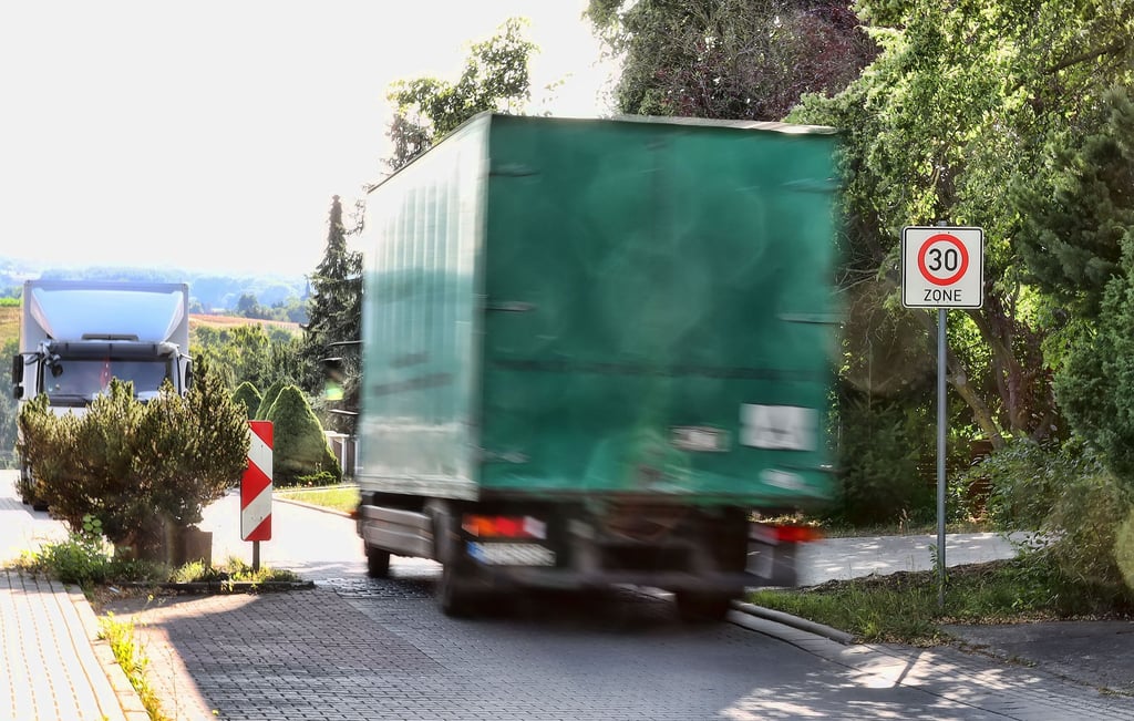 In der Siedlungsstraße in Wiederstedt ist oft so viel Verkehr wie auf einer Hauptstraße. Mittlerweile ist schon das Pflaster in Mitleidenschaft gezogen. Das ärgert die Anwohner.