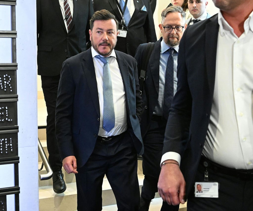 Signa-Gründer René Benko (l) trifft mit seinem Anwalt Norbert Wess im Parlament ein.