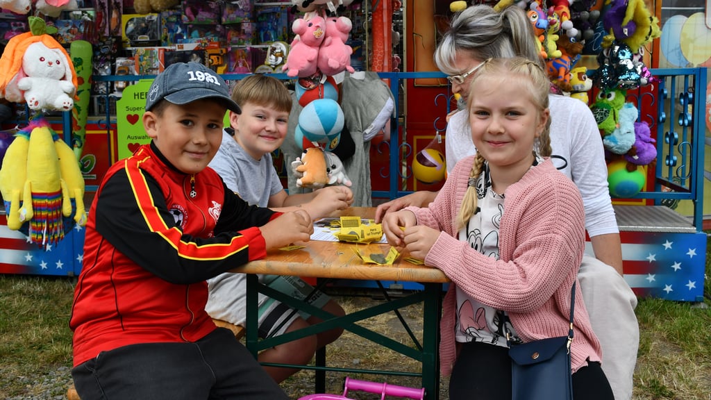 Nicht nur die Fahrgeschäfte, darunter rasante Karussells, aber auch solche für die Kleinsten, zogen die Familien an. Auch an den Losbuden, beim Entenangeln oder Ballonwerfen fanden sich viele Gäste ein.