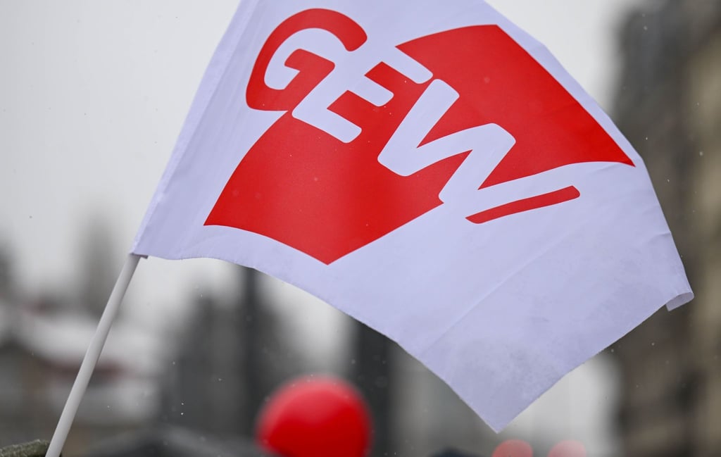 Eine Fahne der Gewerkschaft Erziehung und Wissenschaft weht auf einem Warnstreik angestellter Lehrerinnen und Lehrer.