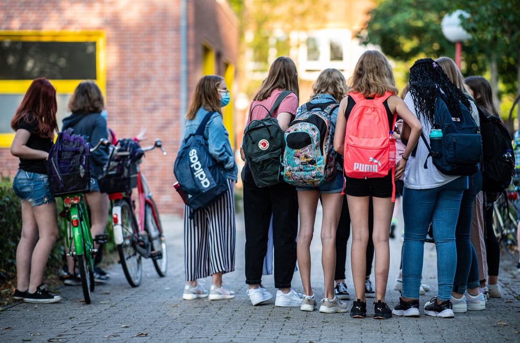 Viele Kinder und Jugendliche führen auf Schulhöfen TikTok-Challenges durch – und bringen sich dabei in Gefahr.
