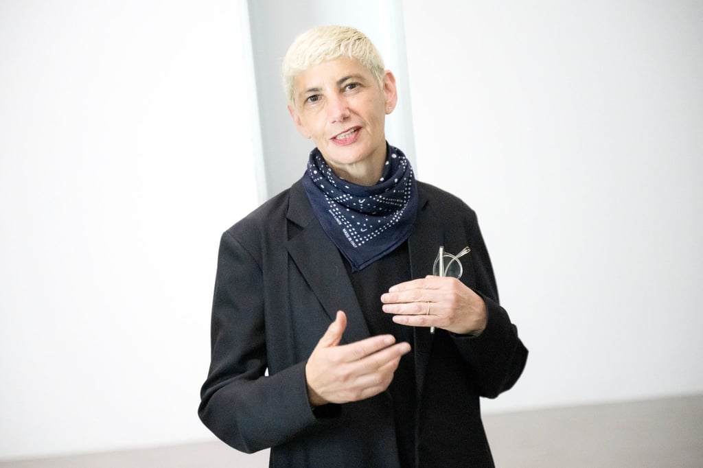 Die Künstlerin Yael Bartana in den Räumen ihrer Ausstellung "Yael Bartana. Utopia Now!“ in Bremen.