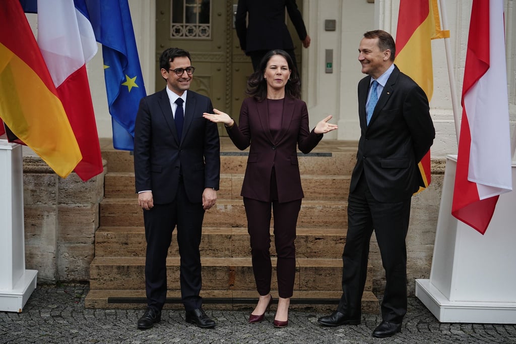 Wollen gegen Desinformation vorgehen: Deutschland Außenministerin Annalena Baerbock mit ihrem französischen Amtskollegen Stéphane Séjourné (l) und Radosław Sikorski aus Polen.