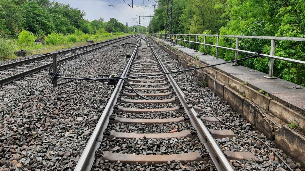 Am Dienstag stand der Zugverkehr bei Weißenfels zeitweise still, weil Kinder Kabel über die Gleise gespannt haben.