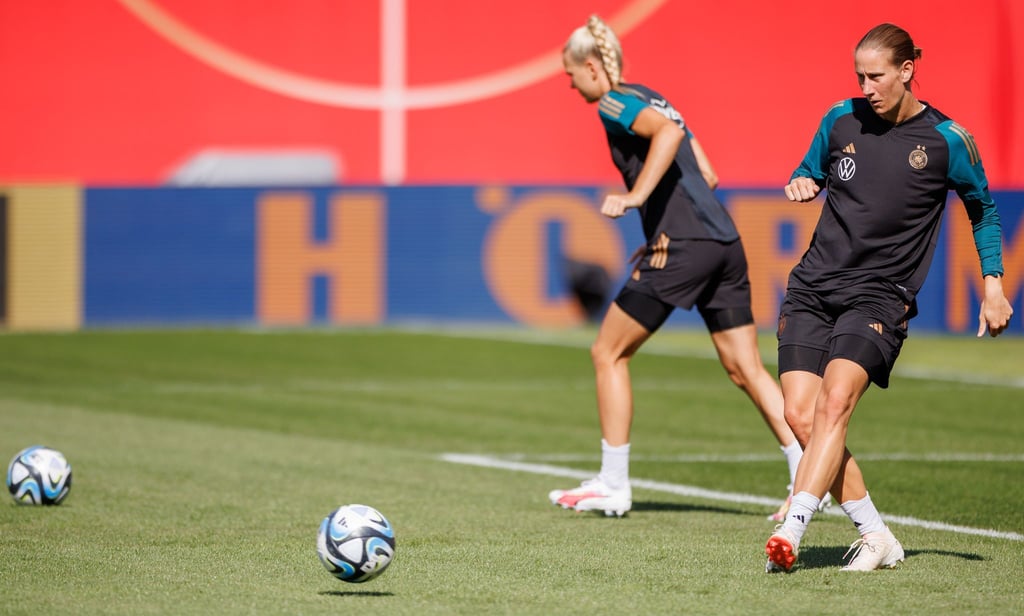 Die deutschen Torhüterinnen Merle Frohms (l) und Ann-Katrin Berger beim Training.
