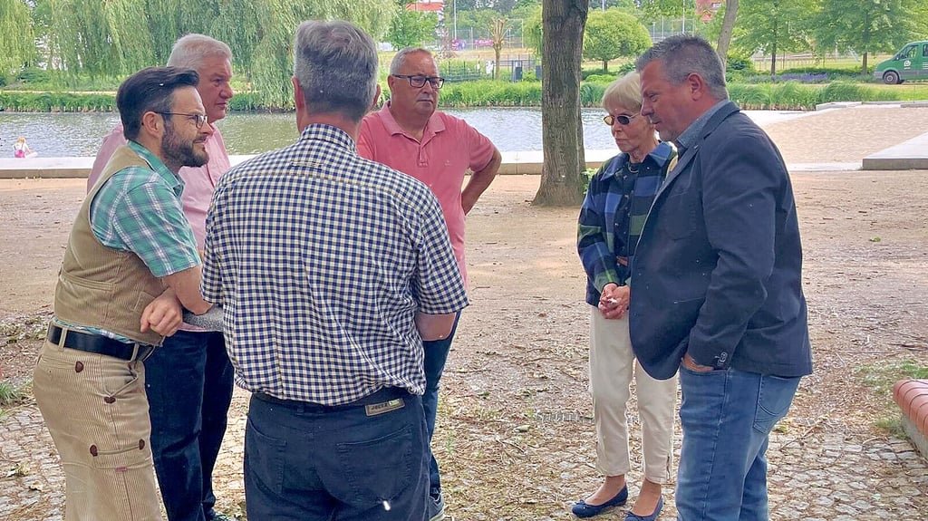 Beim Talk am See stellten sich die SPD-Kandidaten Dominik Patté (l.), Heiko Jerkowski (2.v.l.) und Otto Voigt (4.v.l.) den Fragen von Bürgern.