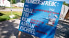 Auf einem Schild stehen die Namen der Hungerstreikenden und die Dauer des Hungerstreiks.
