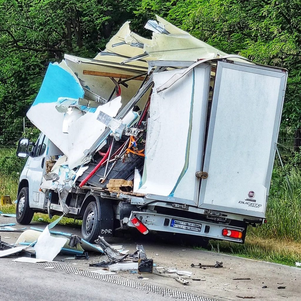 Die Fahrerseite des Transporters war aufgeschlitzt.