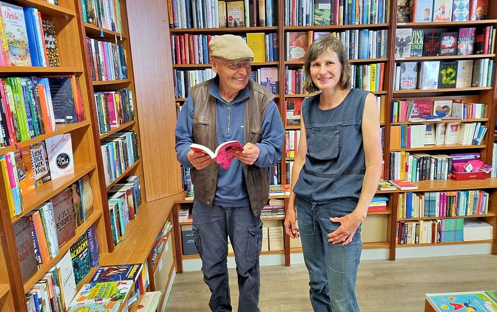 Heinz Sporkhorst schaute sich gestern in der Buchhandlung in Havelberg um.