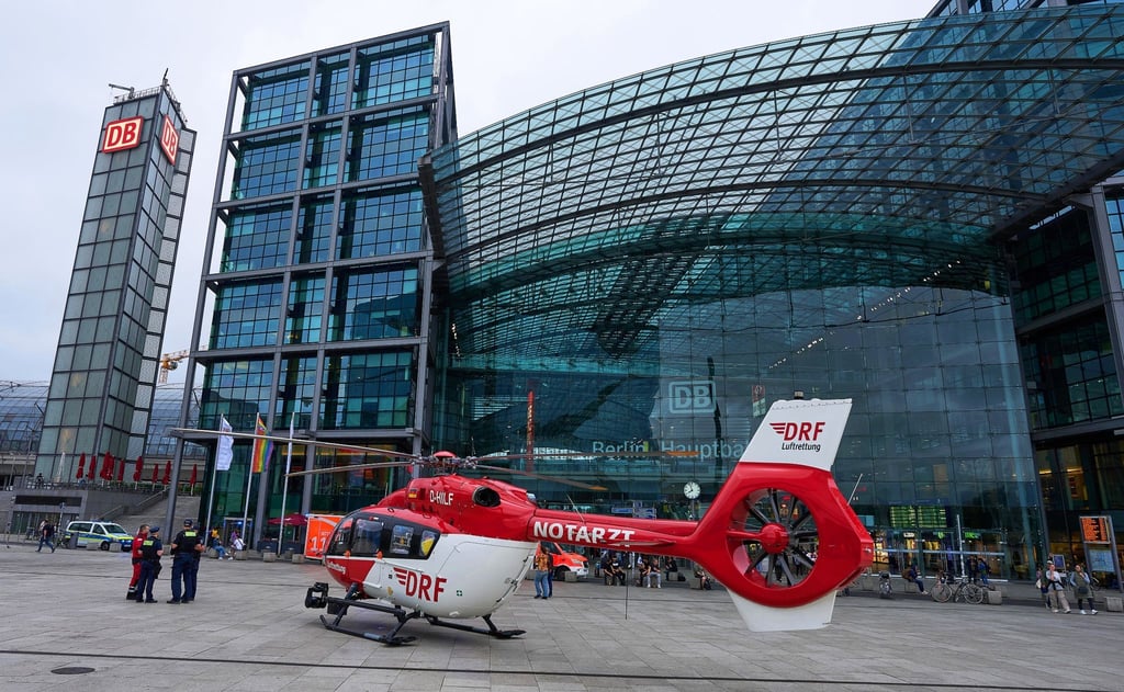 Ein Rettungshubschrauber steht vor dem Hauptbahnhof.