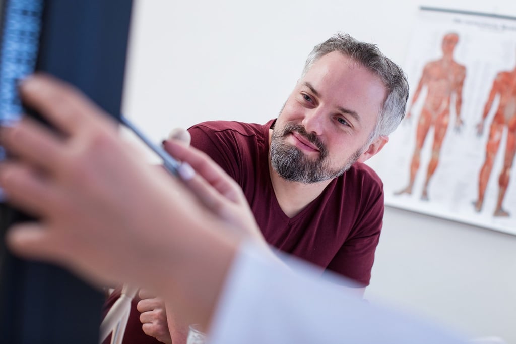 Bei einer arbeitsmedizinische Vorsorgeuntersuchung informiert der Betriebsarzt über Gesundheitsgefahren und berät zu Schutzmaßnahmen.