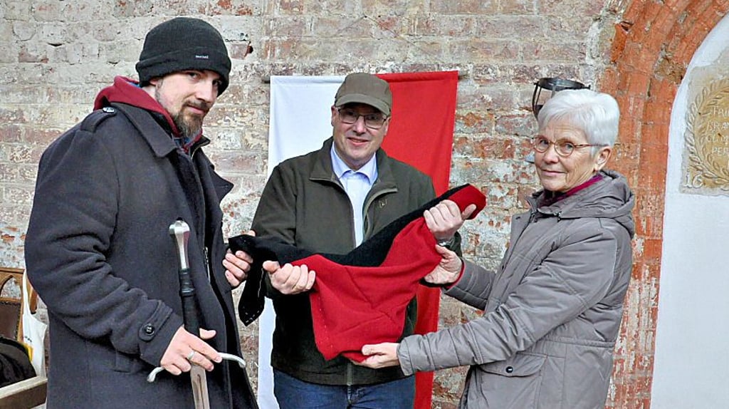 Renate Adam (von rechts) zeigte Matthias Gerlach und Patrik Froechtenicht den Entwurf eines Gewandes für die Schwertkämpfer.