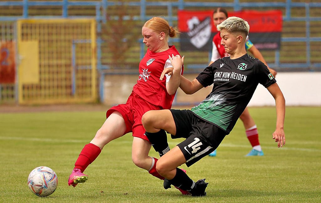 Amy Brathje (l.) und die U 17 des MFFC wurden Bundesliga-Sechster.
