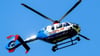 Ein Hubschrauber der Polizei fliegt bei der Suche nach dem vermissten Arian über der Oste.