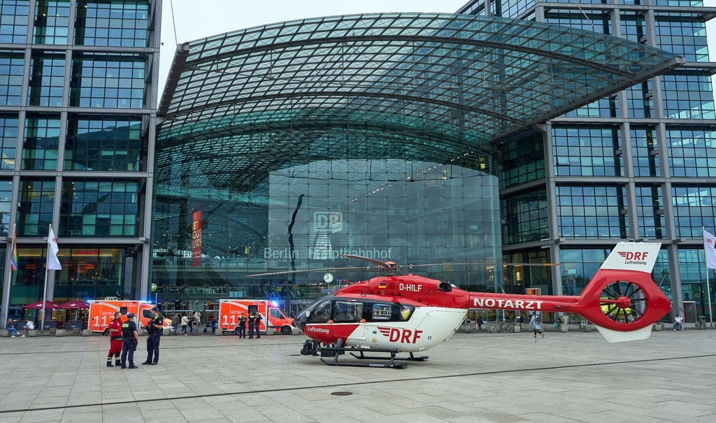 Teile des Berliner Hauptbahnhofs sind nach dem Unglück gesperrt - ein Rettungshubschrauber steht bereit.