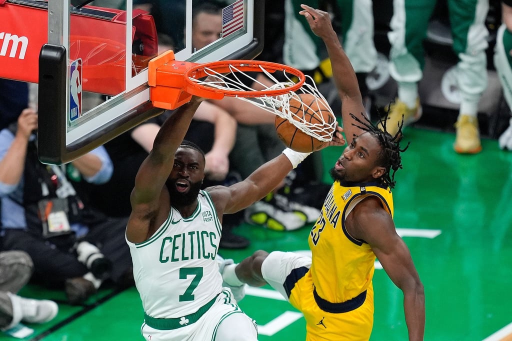 Jaylen Brown (l) von den Boston Celtics beendete den Abend mit 26 Punkten.
