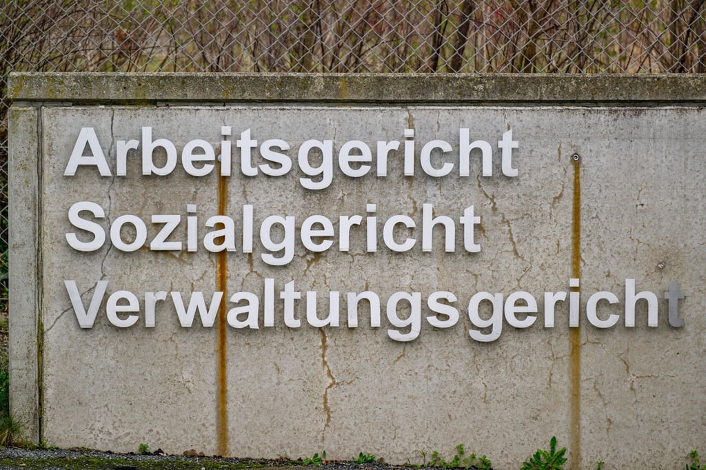 Die Schriftzüge „Arbeitsgericht“, „Sozialgericht“, und „Verwaltungsgericht“ sind an einer Mauer am Fachgerichtszentrum montiert.