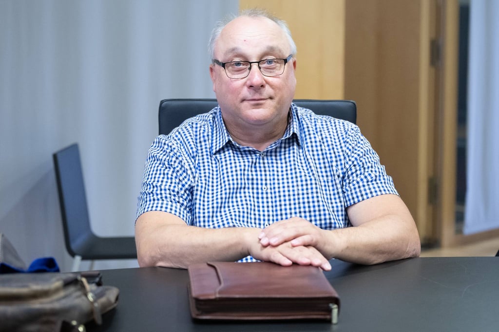 Jens Maier, früherer AfD-Bundestagsabgeordneter und Richter, sitzt im Gebäude des Fachgerichtszentrum Dresden im Verhandlungssaal.