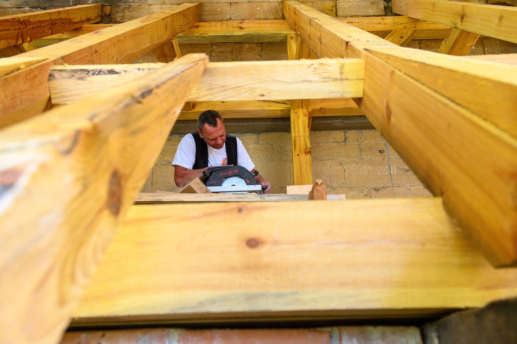 Hamersleben: Zimmerer Uwe Wilke von der Firma «Holzbauten Schmidt» arbeitet unter den neuen Dachbalken der Stiftskirche Sankt Pankratius.