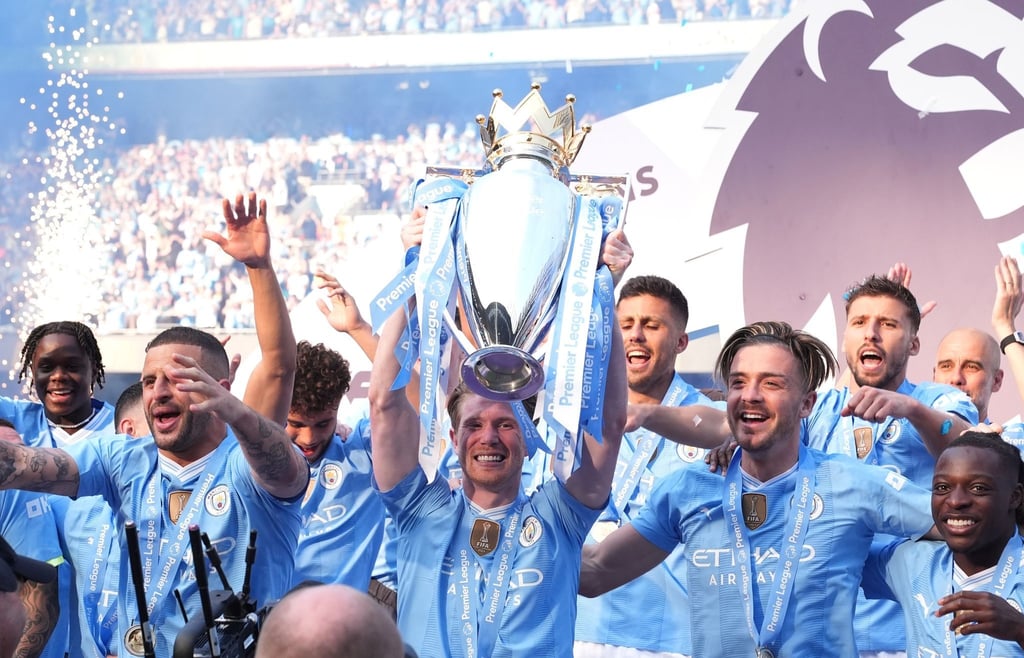 Kevin De Bruyne und seine Mitspieler nehmen den Pokal in Empfang.