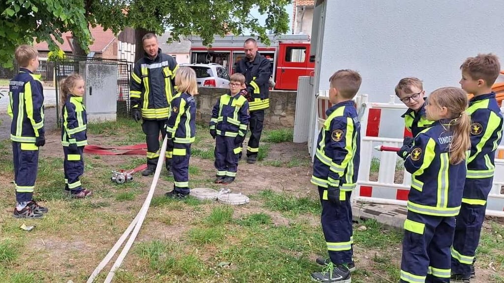 Die Mädchen und Jungen der Kinderfeuerwehr Ditfurt bei einer kleinen Löschübung.