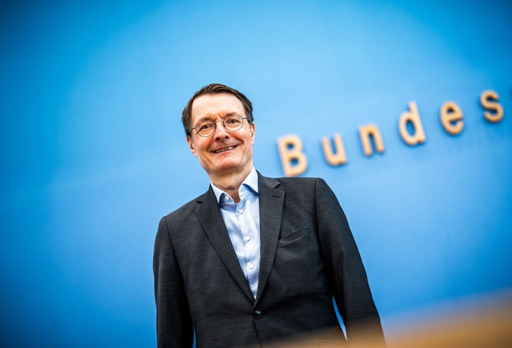 Karl Lauterbach (SPD), Bundesminister für Gesundheit, spricht bei einer Pressekonferenz.