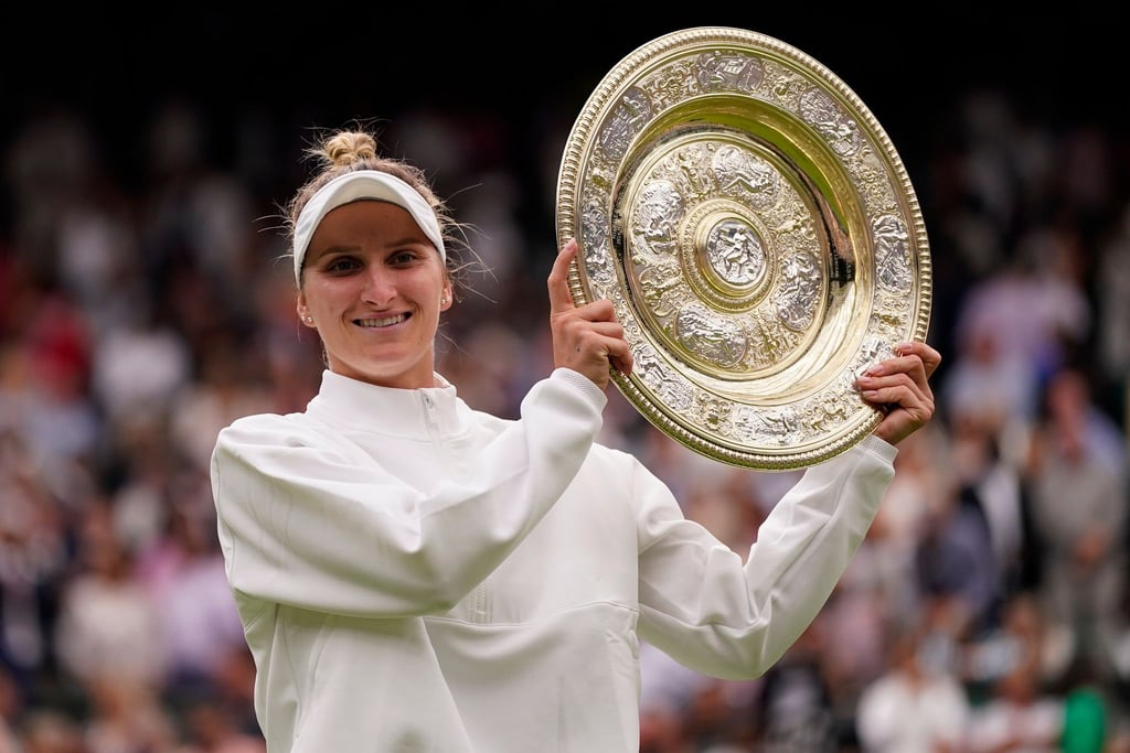 Marketa Vondrousova feiert mit dem Pokal, nachdem sie das Finale des Dameneinzels gewonnen hat. Vondrousova schlägt in Berlin auf.