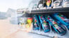 In Gifhorn bei Wolfsburg sorgt ein Warenautomat mit Lachgasflaschen neben Süßigkeiten und Einweg-E-Zigaretten für Proteste.