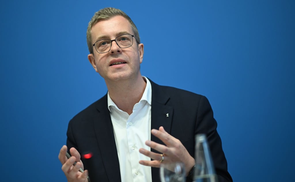 Stefan Evers (CDU), Berliner Senator für Finanzen, spricht bei der Pressekonferenz nach der Sitzung des Berliner Senats im Roten Rathaus.