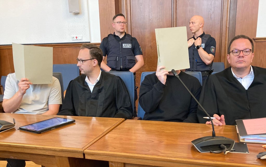 Die angeklagten Polizeibeamten und ihre Verteidiger im Landgericht Dortmund.