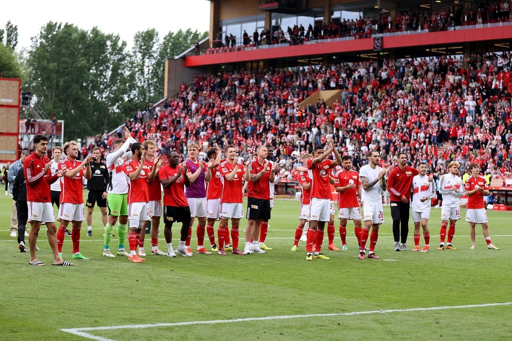 Unions Spieler jubeln nach dem Sieg mit ihren Fans.