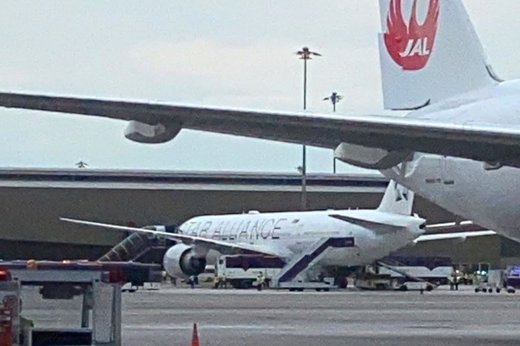Nach ihrer Notlandung steht die Boeing 777-300ER der Singapore Airlines auf dem Rollfeld in Bangkok.