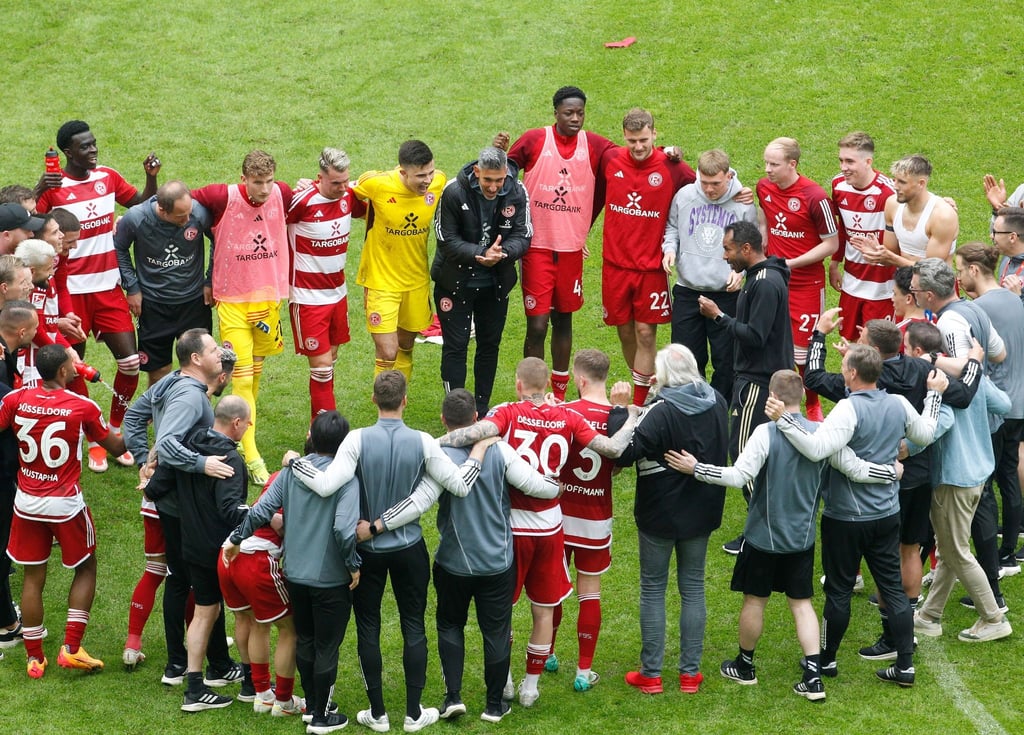 Trainer Daniel Thioune will mit den Düsseldorfern in die Bundesliga aufsteigen .
