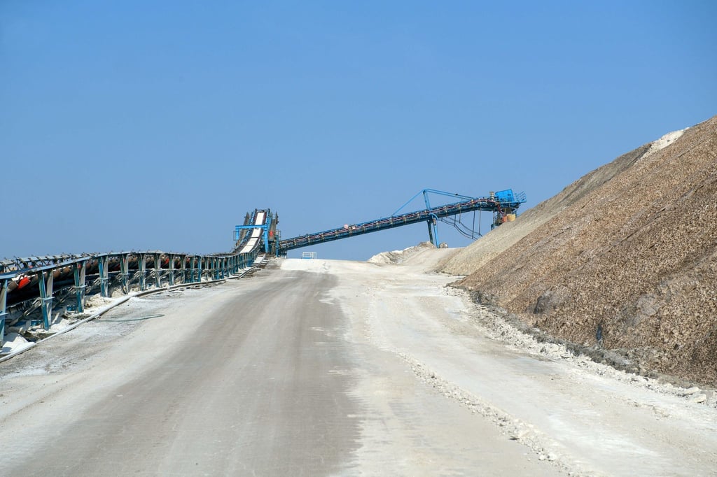 Ein Förderband von "K+S Minerals and Agriculture" führt auf eine Abraumhalde. Das Unternehmen hat weitere 600.000 Euro Landesförderung erhalten.