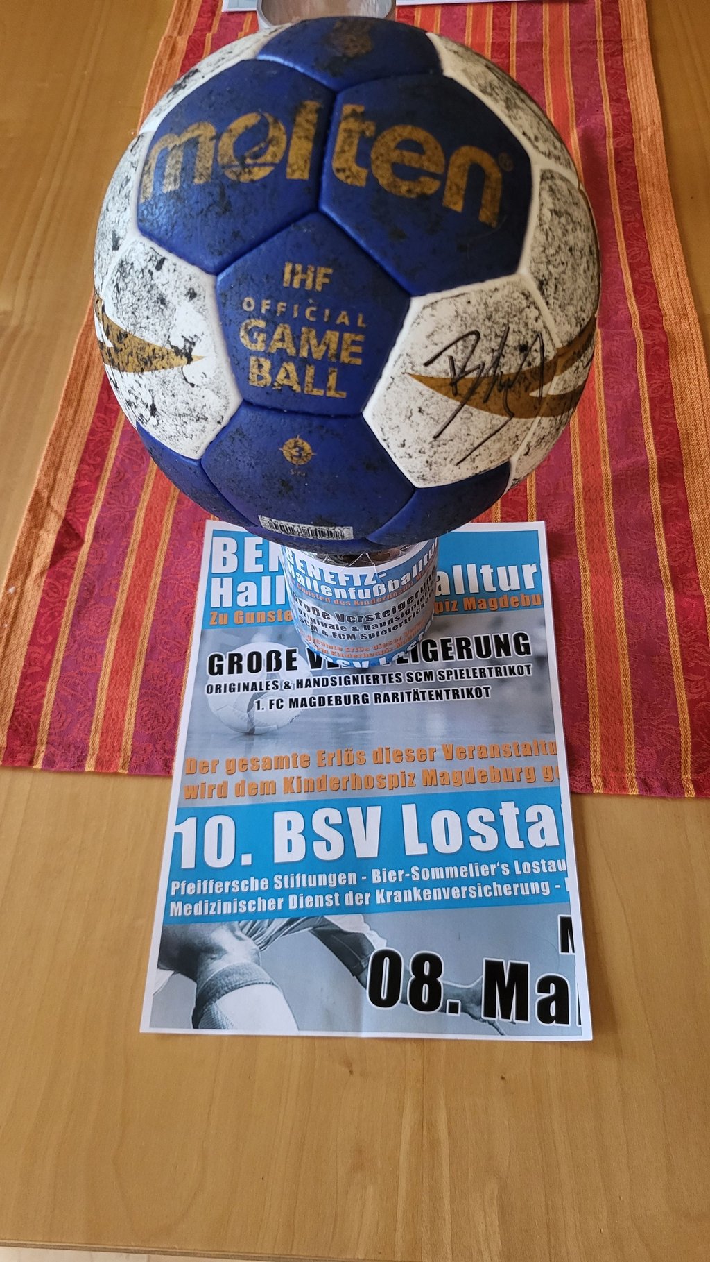 Dieser offizielle IHF Spielball wurde unter einem entbrannten Bieterwettsreit versteigert.