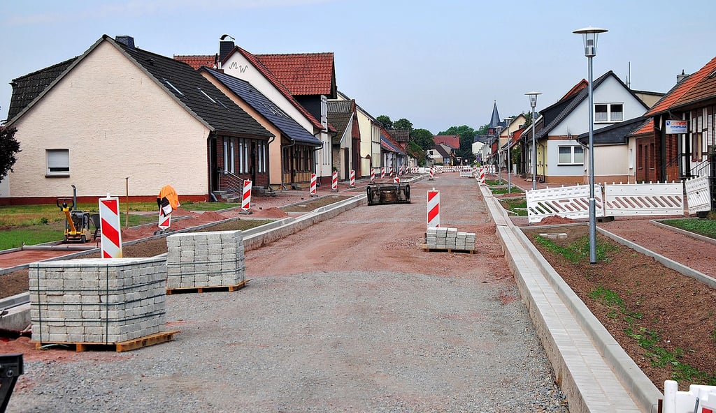 Im ersten Abschnitt der Cheinitzer Straße vom Ortseingang bis zur Einmündung Schwarzer Weg ist die Fahrbahn für den Einbau der Schwarzdecke vorbereitet. Borde und Gossen sind gesetzt.