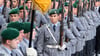 Die Ehrenkompanie der Bundeswehr marschiert beim feierlichen Gelöbnis von etwa 400 Rekrutinnen und Rekruten auf dem Paradeplatz des Bundesministeriums der Verteidigung.
