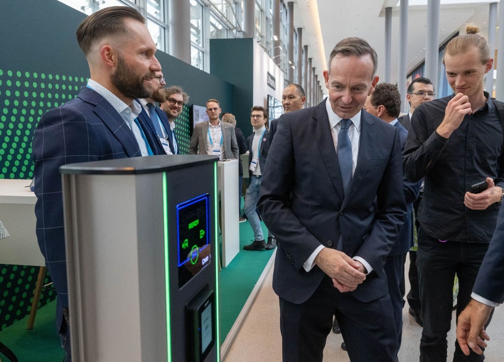 Volker Wissing (FDP, M), Bundesverkehrsminister, besucht auf seinem Messerundgang den Stand von Litauen auf dem International Transport Forum (ITF).