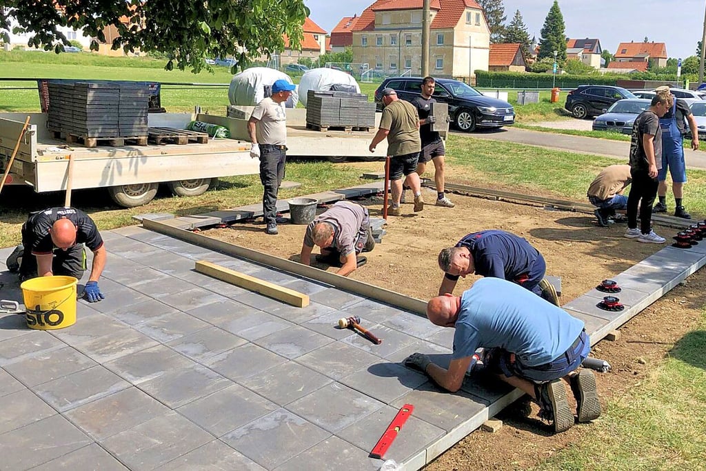 Mit zahlreichen Helfern ist die neue Tanzfläche vor dem Schützenhaus in Timmenrode errichtet worden.