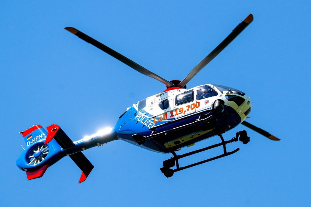 Ein Hubschrauber der Polizei fliegt bei der Suche nach dem vermissten Arian über der Oste.