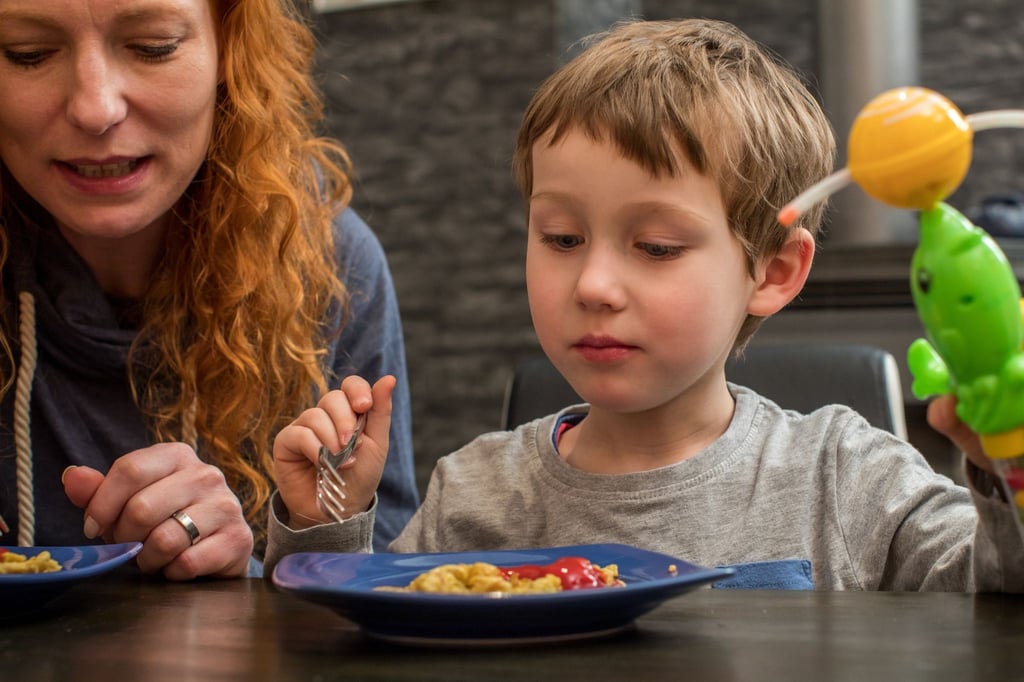 Auch wenn zu Hause die Regeln beim Essen nicht so streng sind, sollten Eltern ihren Kindern beibringen, dass es im Restaurant oder bei Feierlichkeiten förmlicher zugeht.