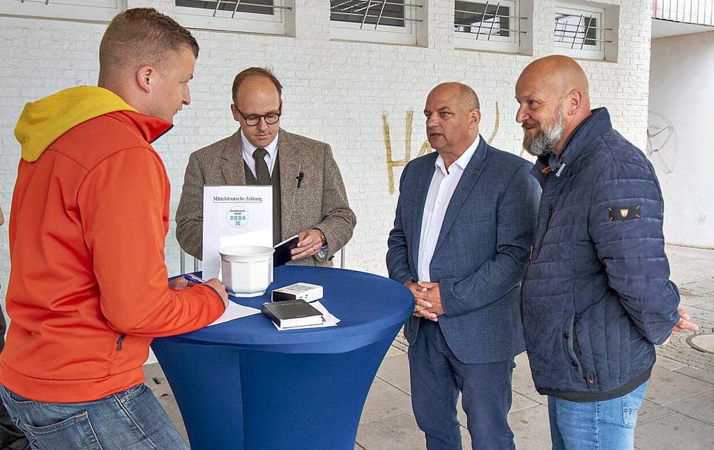 Burkhardt Ratzmann, René Diedering und Laurens Nothdurft, (v.r.) stellten sich dem „Speeddating“, das von Oliver Müller-Lorey (l.) moderiert wurde.
