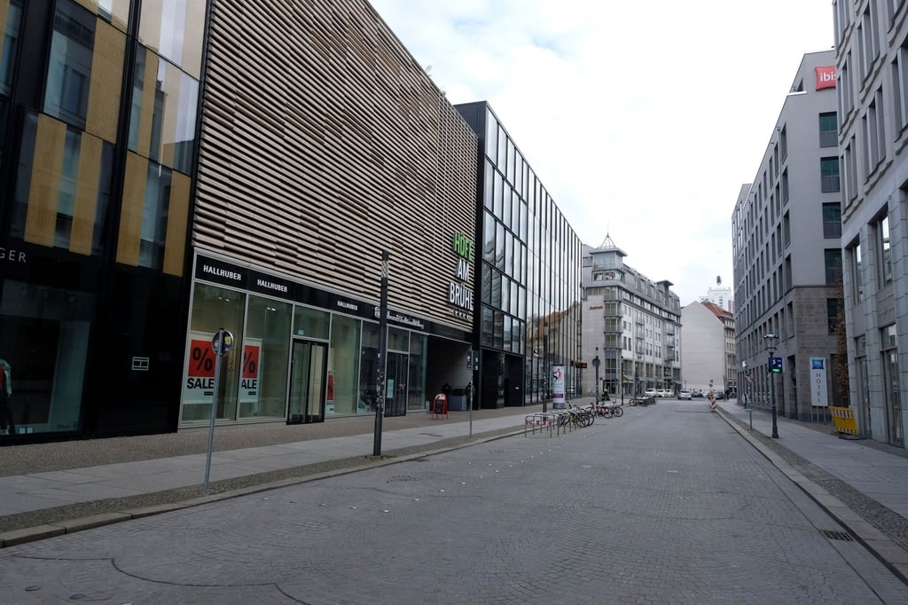 Blick in eine menschenleere Straße am Einkaufszentrum "Höfe am Brühl" in der Innenstadt.